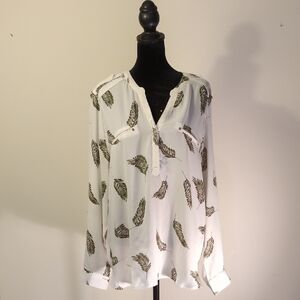 10$ or 2/15$
Dynamite White Blouse with Feather Design